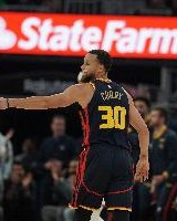 轻松打卡库里26分钟10投4中拿13分6助&amp;填满数据栏 正负值+24